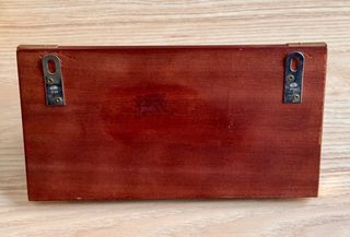 Perchero de madera con detalles dorados