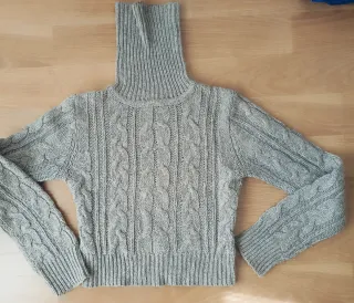 Jersey de cuello alto gris con trenzas