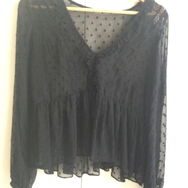 Blusa negra con lunares