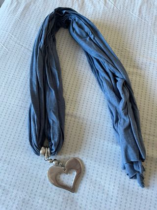 Foulard azul con colgante corazón