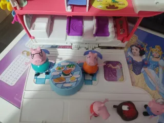 Caravana Peppa Pig con figuras