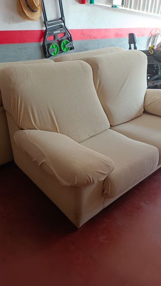 Sofá 2 plazas. Con fundas elásticas