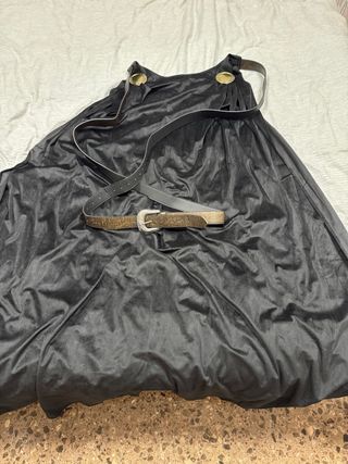 Capa medieval negra con broches dorados