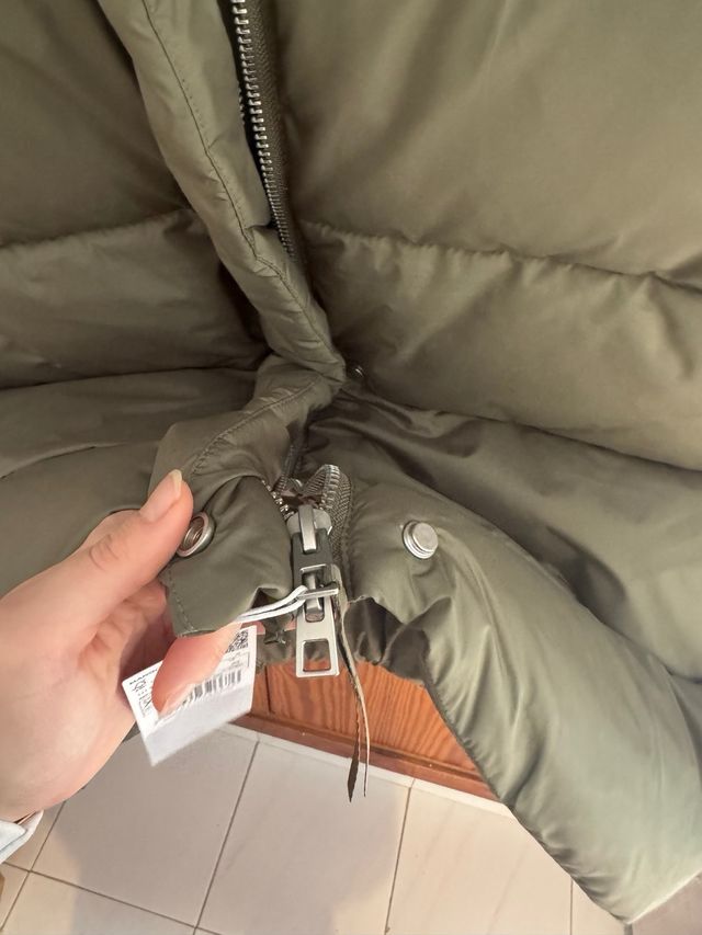 Chaleco acolchado verde oliva con capucha