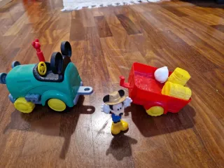 Mickey granjero con remolque, paja  y gallina