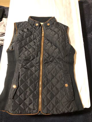 Chaleco acolchado negro con detalles dorados