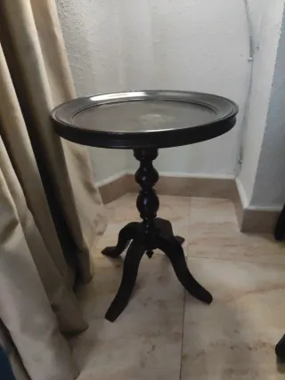 Mesa auxiliar trípode de madera