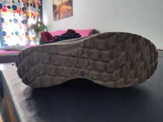 Zapatos de seguridad grises y rojos