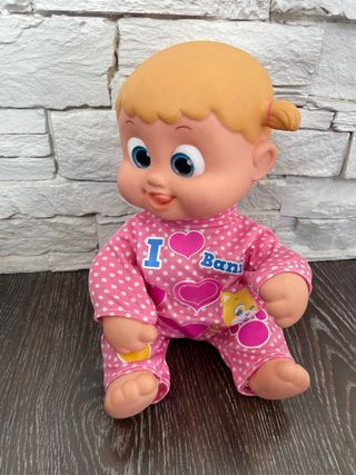 Muñeca bebé rosa con lunares