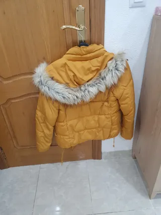 Cazadora acolchada Bershka amarilla.