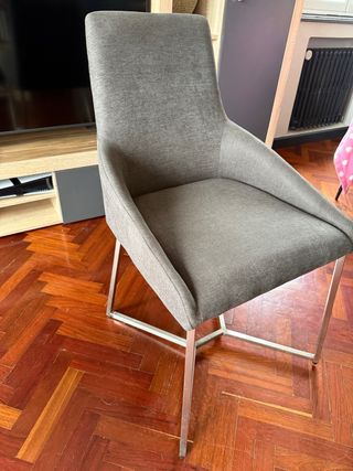 Sillón comedor tapizado gris.