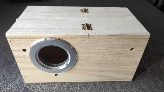 Caja nido madera con entrada metálica