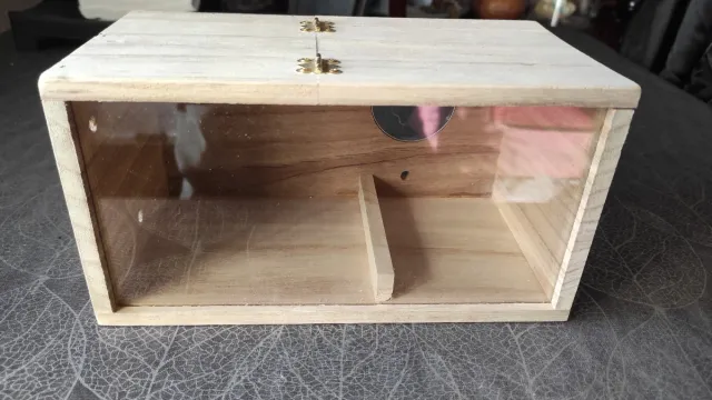 Caja nido madera con entrada metálica