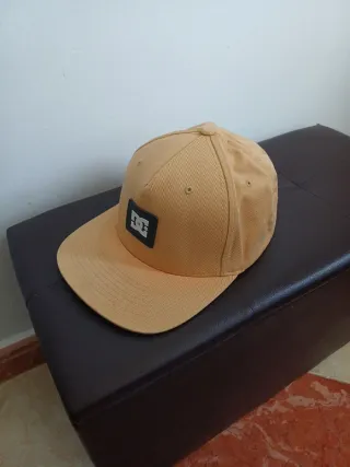 Gorra DC Shoes Beige y Negra