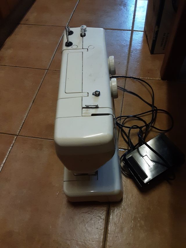 Máquina de coser Alfa modelo 1406