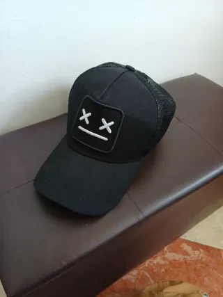 Gorra negra Shein con parche de cara