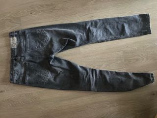 Pantalón vaquero gris desgastado