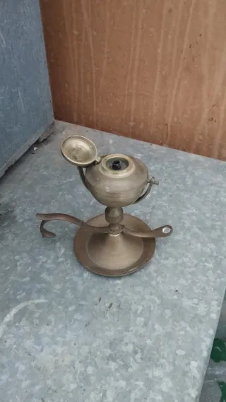 Candelabro de mecha antiguo