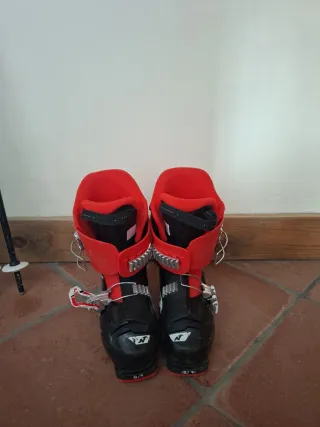 Botas de esquí rojas y negras