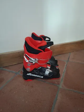 Botas de esquí rojas y negras