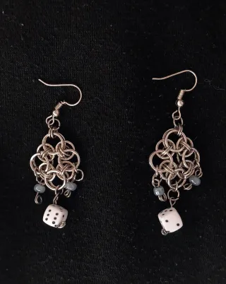 Orecchini Dadi e Maglia Metallica Argento