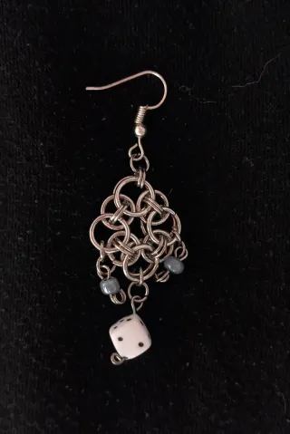 Orecchini Dadi e Maglia Metallica Argento