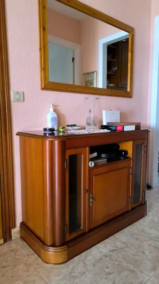 Aparador de madera con puertas de cristal