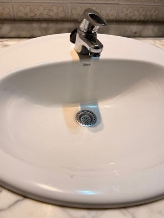 Mueble de baño con espejo y lavabo