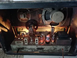 Radio antigua a válvulas. Marca Iberia.