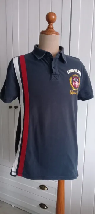 Polo azul con detalles rojos