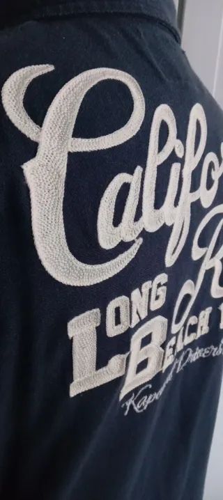 Polo azul con detalles rojos