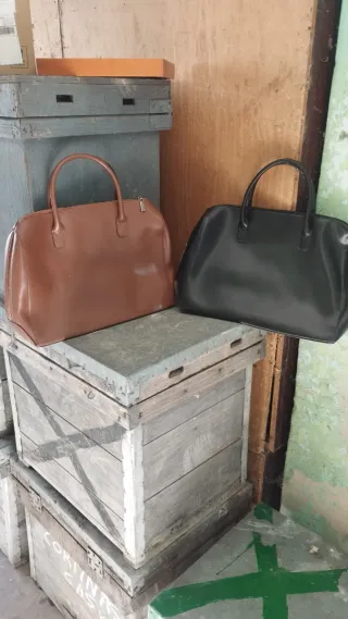 Dos bolsos de piel