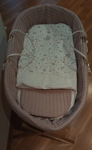 Moisés de madera con vestiduras Uzturre