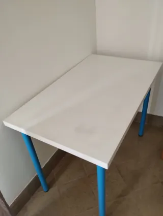 Mesa de estudio blanca y azul