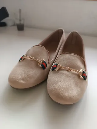 Manoletinas beige con detalle dorado