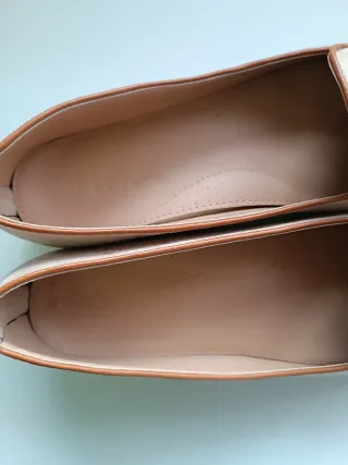 Manoletinas beige con detalle dorado