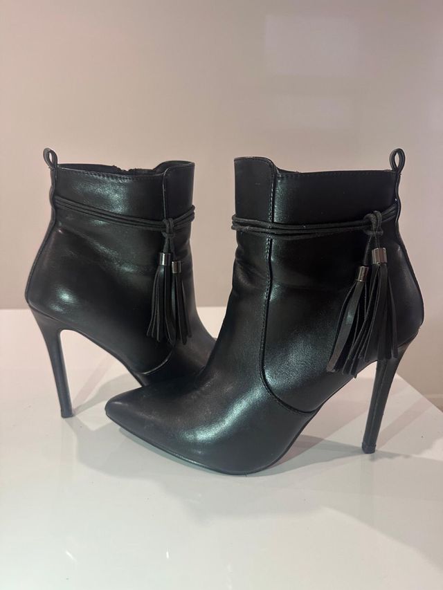 Botines negros con flecos