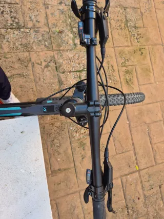 Bicicleta de montaña gris