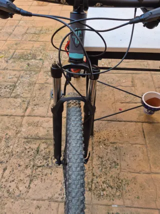 Bicicleta de montaña gris