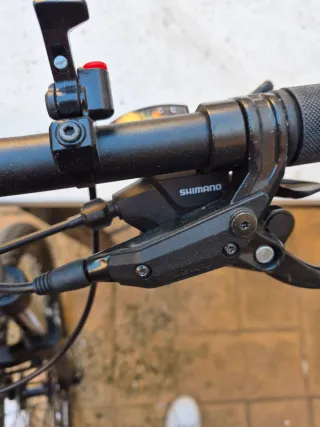 Bicicleta de montaña gris