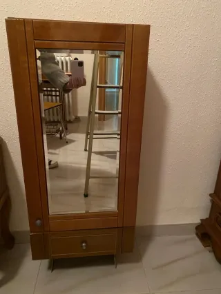 Cómoda con espejo y cajón