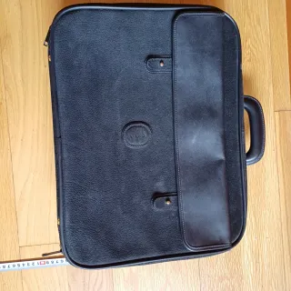 Cartera de piel negra