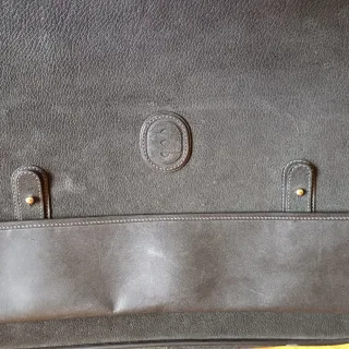 Cartera de piel negra