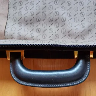 Cartera de piel negra
