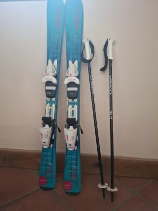 Esquís y bastones de nieve