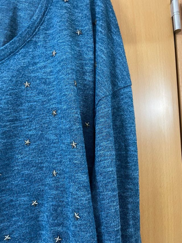 Jersey azul con estrellas doradas