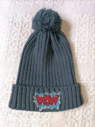 Gorro infantil con pompón y parche WOW
