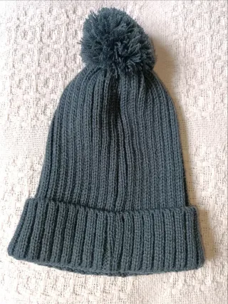 Gorro infantil con pompón y parche WOW