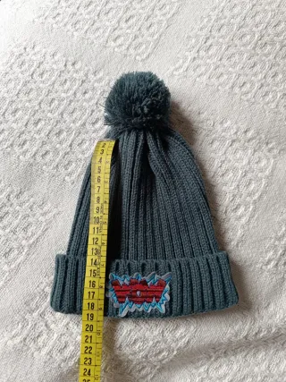 Gorro infantil con pompón y parche WOW