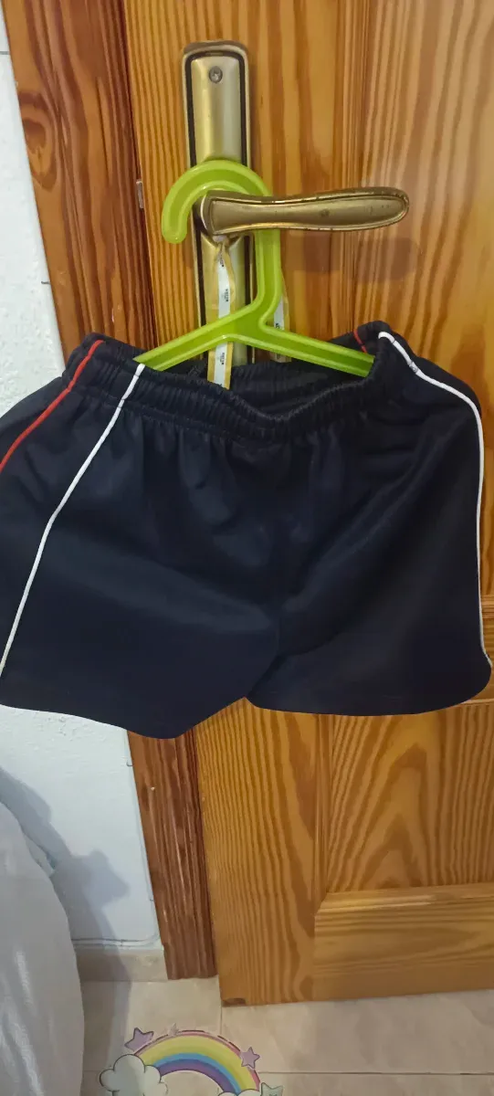 Pantalón corto deportivo negro.